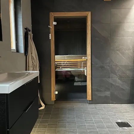 Mustalahti 미켈리